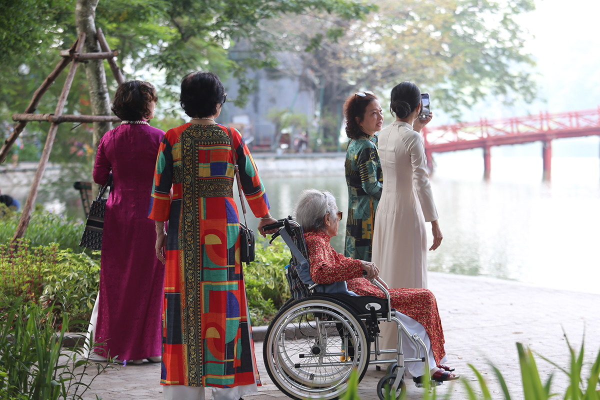 Chị em tấp nập lên phố đi bộ hồ Hoàn Kiếm check in cảnh thu Hà Nội - Ảnh 10.