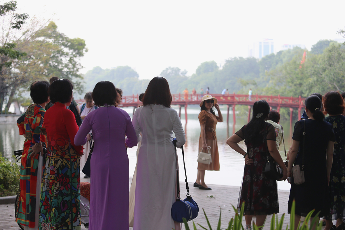 Chị em tấp nập lên phố đi bộ hồ Hoàn Kiếm check in cảnh thu Hà Nội - Ảnh 11.