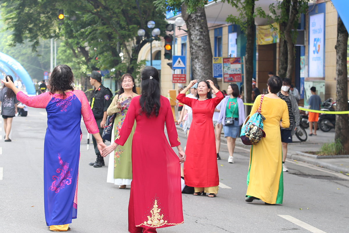 Chị em tấp nập lên phố đi bộ hồ Hoàn Kiếm check in cảnh thu Hà Nội - Ảnh 4.
