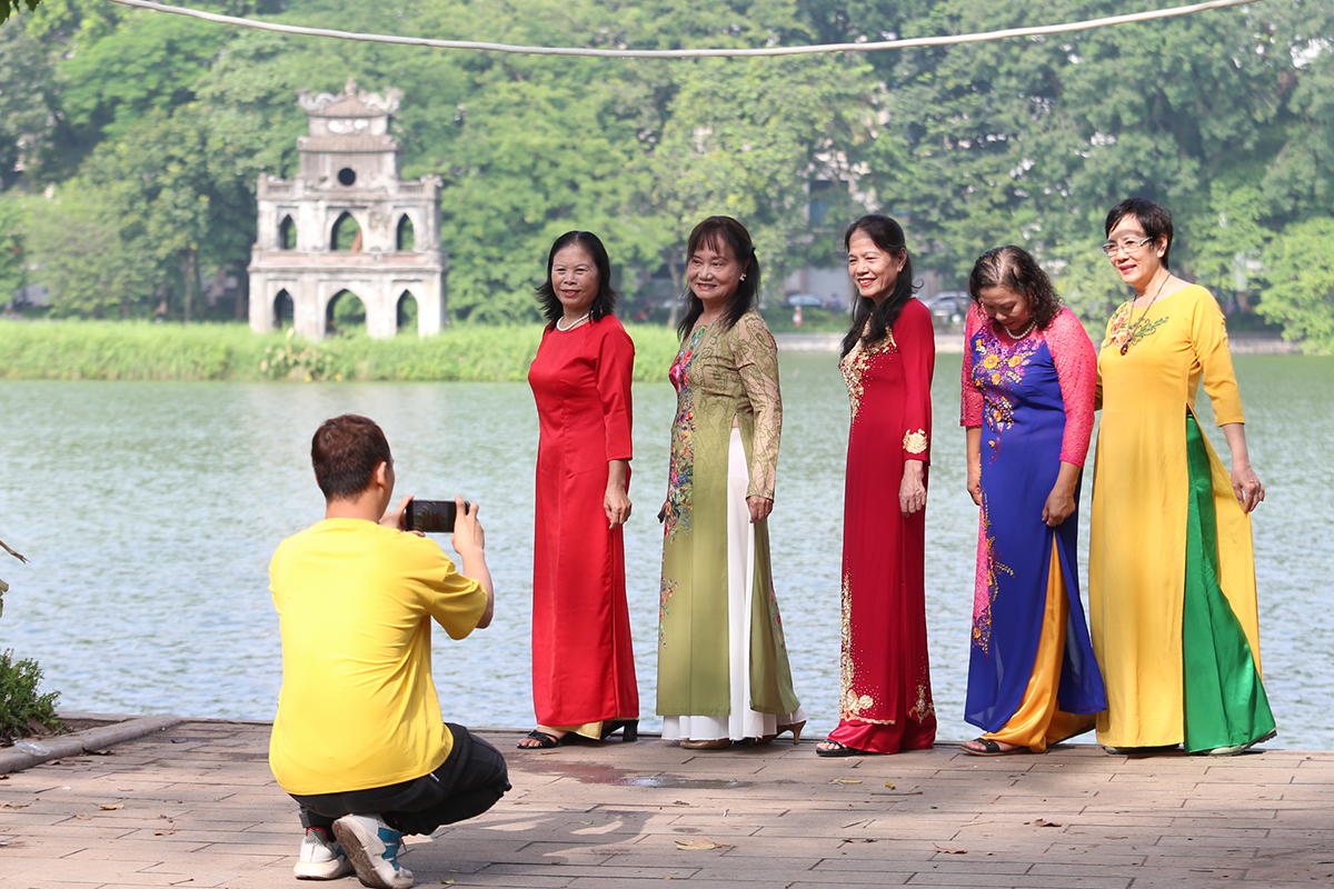 Chị em tấp nập lên phố đi bộ hồ Hoàn Kiếm check in cảnh thu Hà Nội - Ảnh 5.
