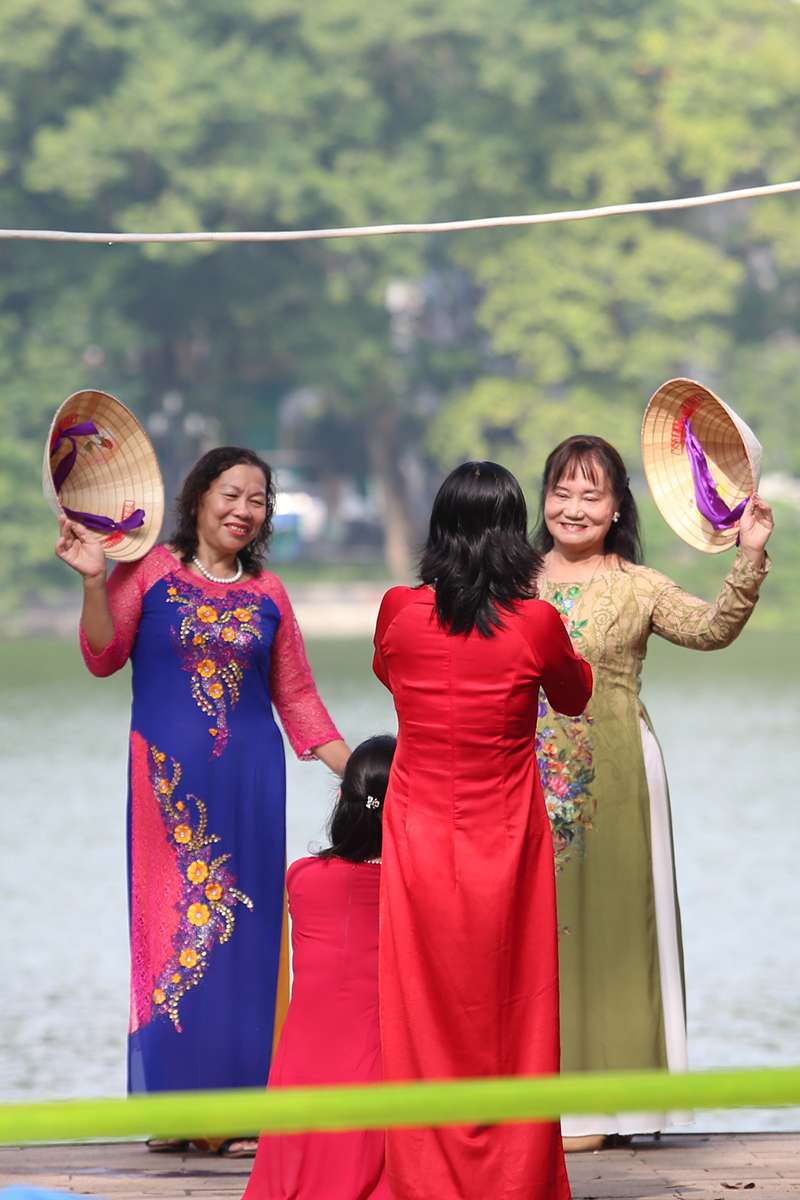 Chị em tấp nập lên phố đi bộ hồ Hoàn Kiếm check in cảnh thu Hà Nội - Ảnh 7.