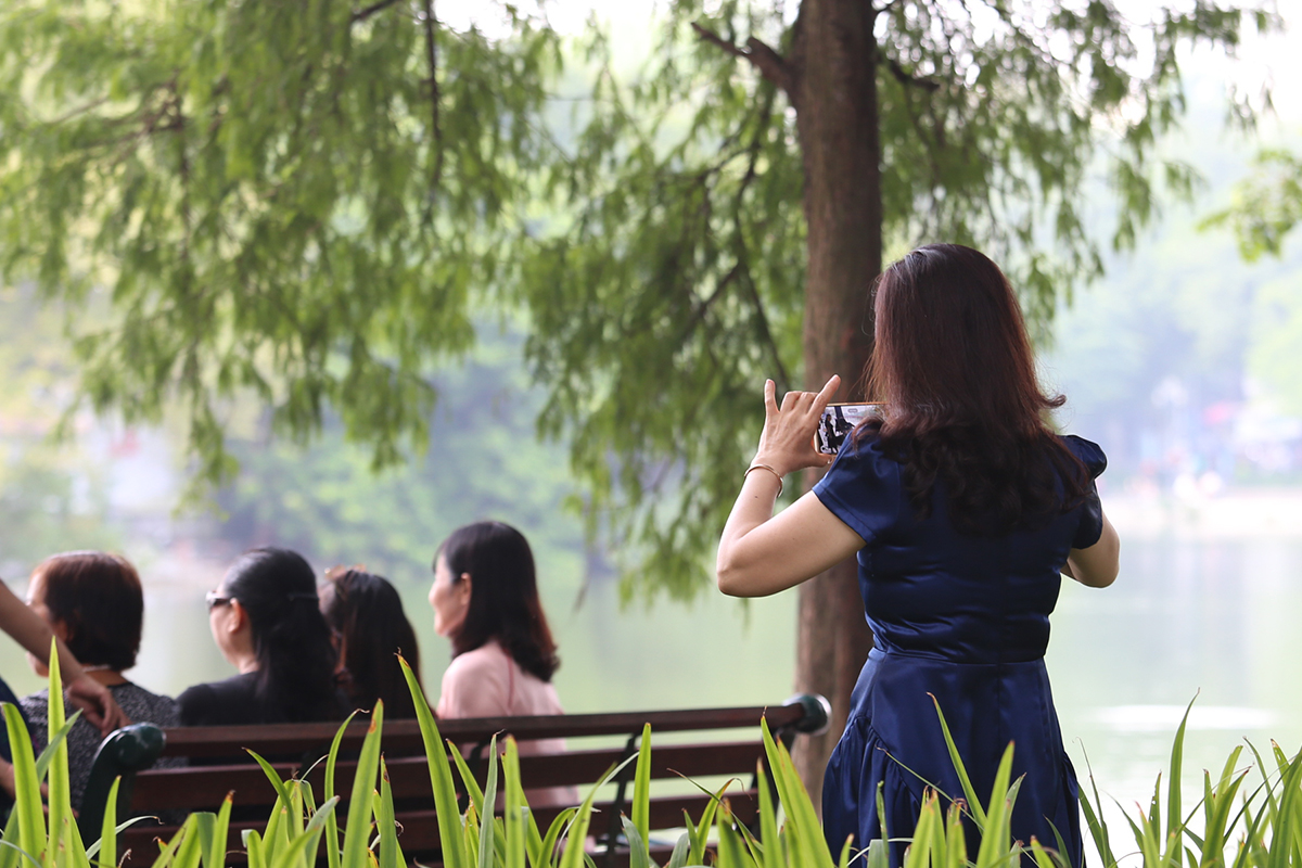 Chị em tấp nập lên phố đi bộ hồ Hoàn Kiếm check in cảnh thu Hà Nội - Ảnh 6.