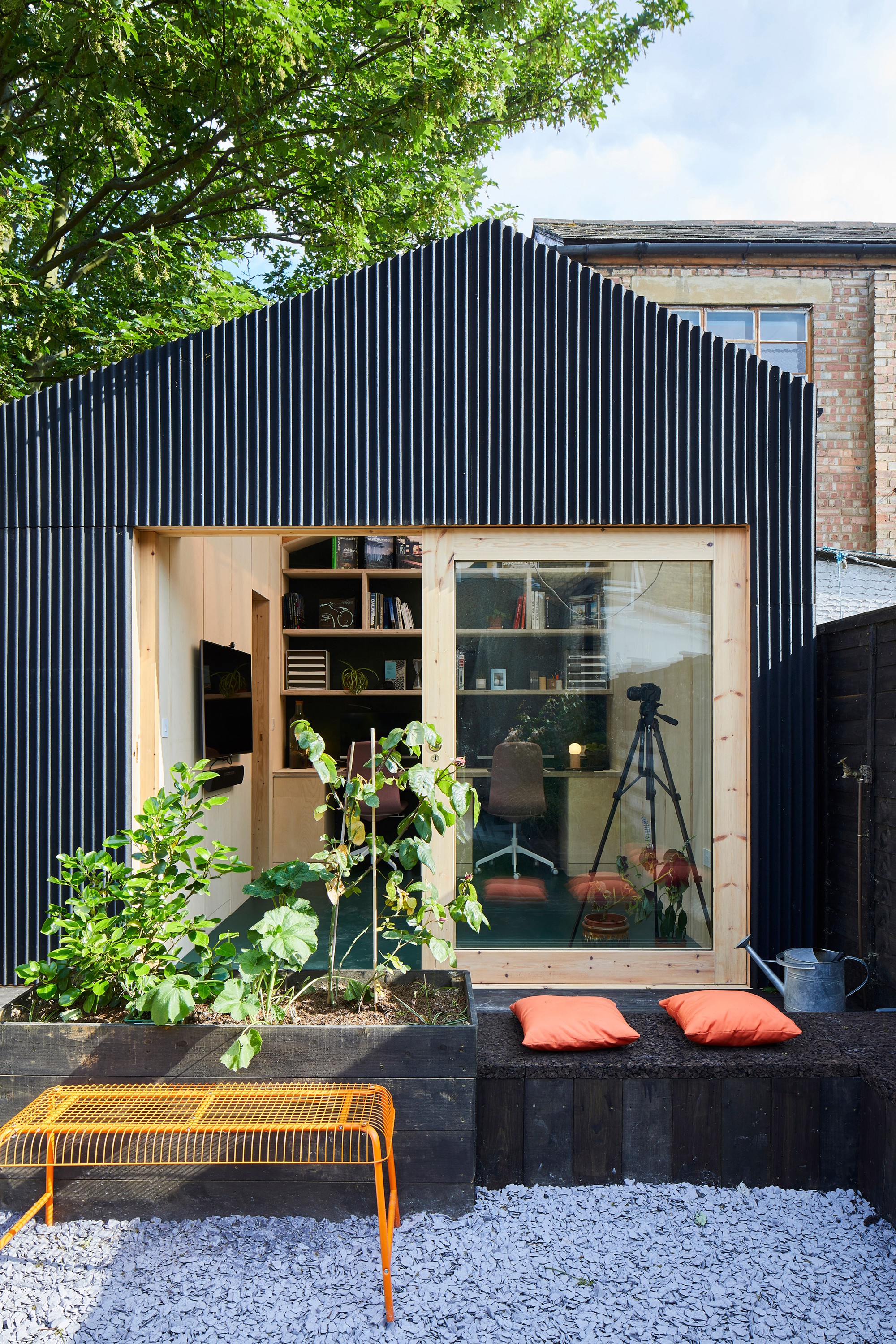 the-light-shed-richard-john-andrews-london-england-uk_dezeen_2364_col_2