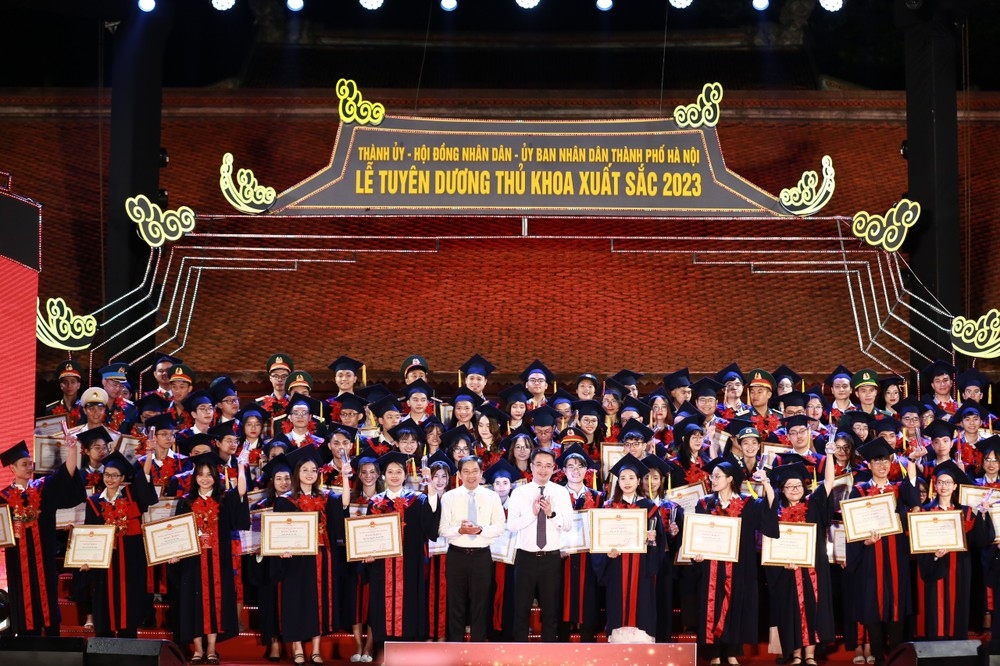 Hà Nội tuyên dương 96 thủ khoa tốt nghiệp đại học, học viện - Ảnh 2.