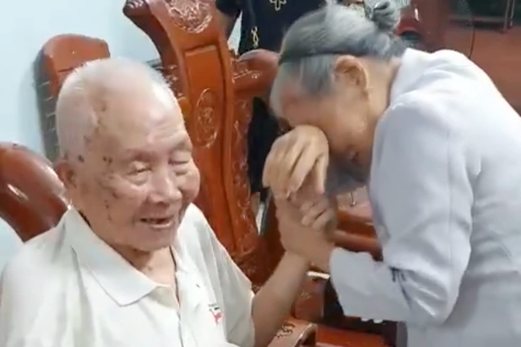 Khoảnh khắc em gái 88 tuổi bịn rịn chia tay anh 101 tuổi gây sốt - Ảnh 2.