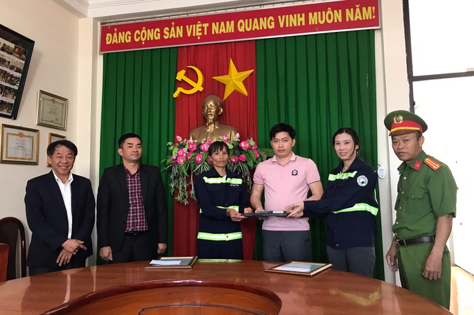 Nhặt được 4.700 USD, hai chị lao công ở Đà Lạt trả lại cho du khách - Ảnh 1.