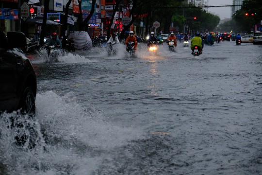 Đèo Hải Vân sạt lở do mưa lớn,  người dân Đà Nẵng lo lụt lịch sử lặp lại - Ảnh 4.
