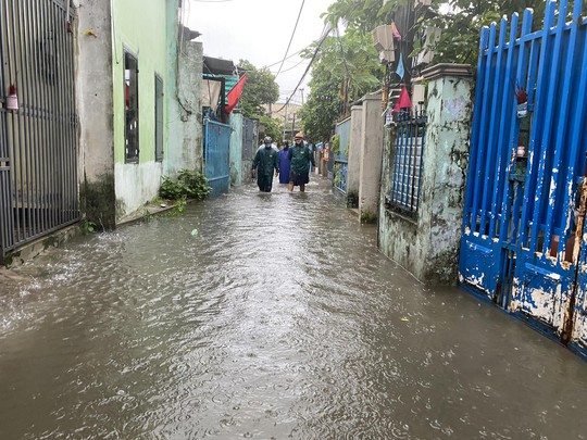 Đèo Hải Vân sạt lở do mưa lớn,  người dân Đà Nẵng lo lụt lịch sử lặp lại - Ảnh 12.