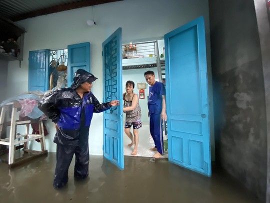 Đèo Hải Vân sạt lở do mưa lớn,  người dân Đà Nẵng lo lụt lịch sử lặp lại - Ảnh 11.