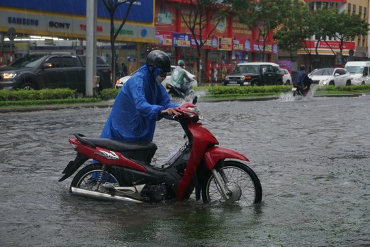Đèo Hải Vân sạt lở do mưa lớn,  người dân Đà Nẵng lo lụt lịch sử lặp lại - Ảnh 8.