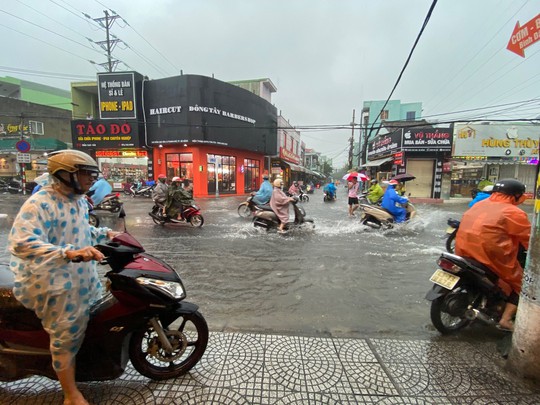 Đèo Hải Vân sạt lở do mưa lớn,  người dân Đà Nẵng lo lụt lịch sử lặp lại - Ảnh 7.