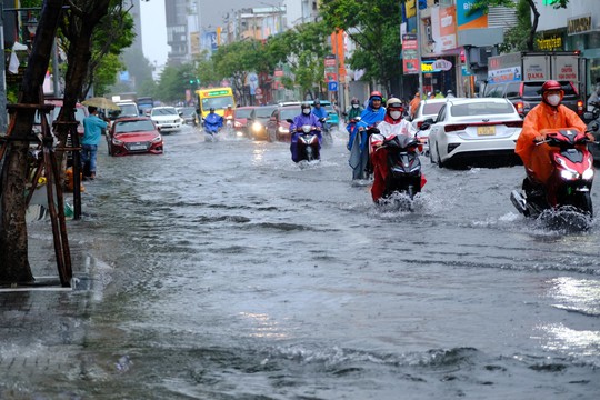 Đèo Hải Vân sạt lở do mưa lớn,  người dân Đà Nẵng lo lụt lịch sử lặp lại - Ảnh 6.
