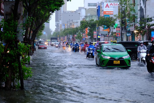 Đèo Hải Vân sạt lở do mưa lớn,  người dân Đà Nẵng lo lụt lịch sử lặp lại - Ảnh 5.