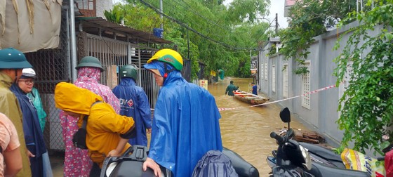 Thừa Thiên Huế di dời khẩn cấp hàng trăm người dân ra khỏi vùng thấp trũng - Ảnh 2.