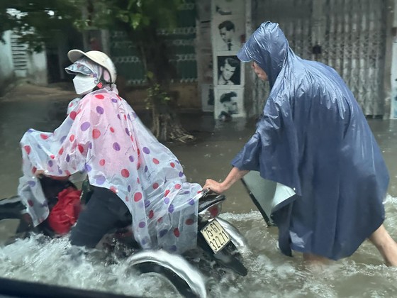 Thừa Thiên Huế di dời khẩn cấp hàng trăm người dân ra khỏi vùng thấp trũng - Ảnh 15.