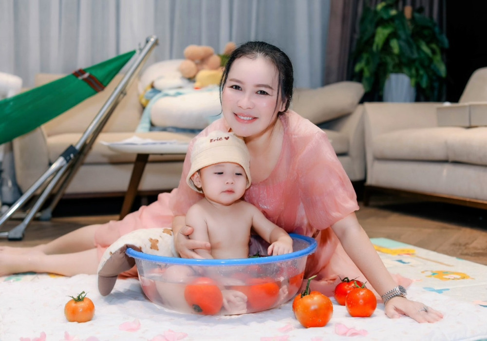 Diễn viên Quý Bình và bà xã doanh nhân Ngọc Tiền lần đầu khoe con trai - Ảnh 2.
