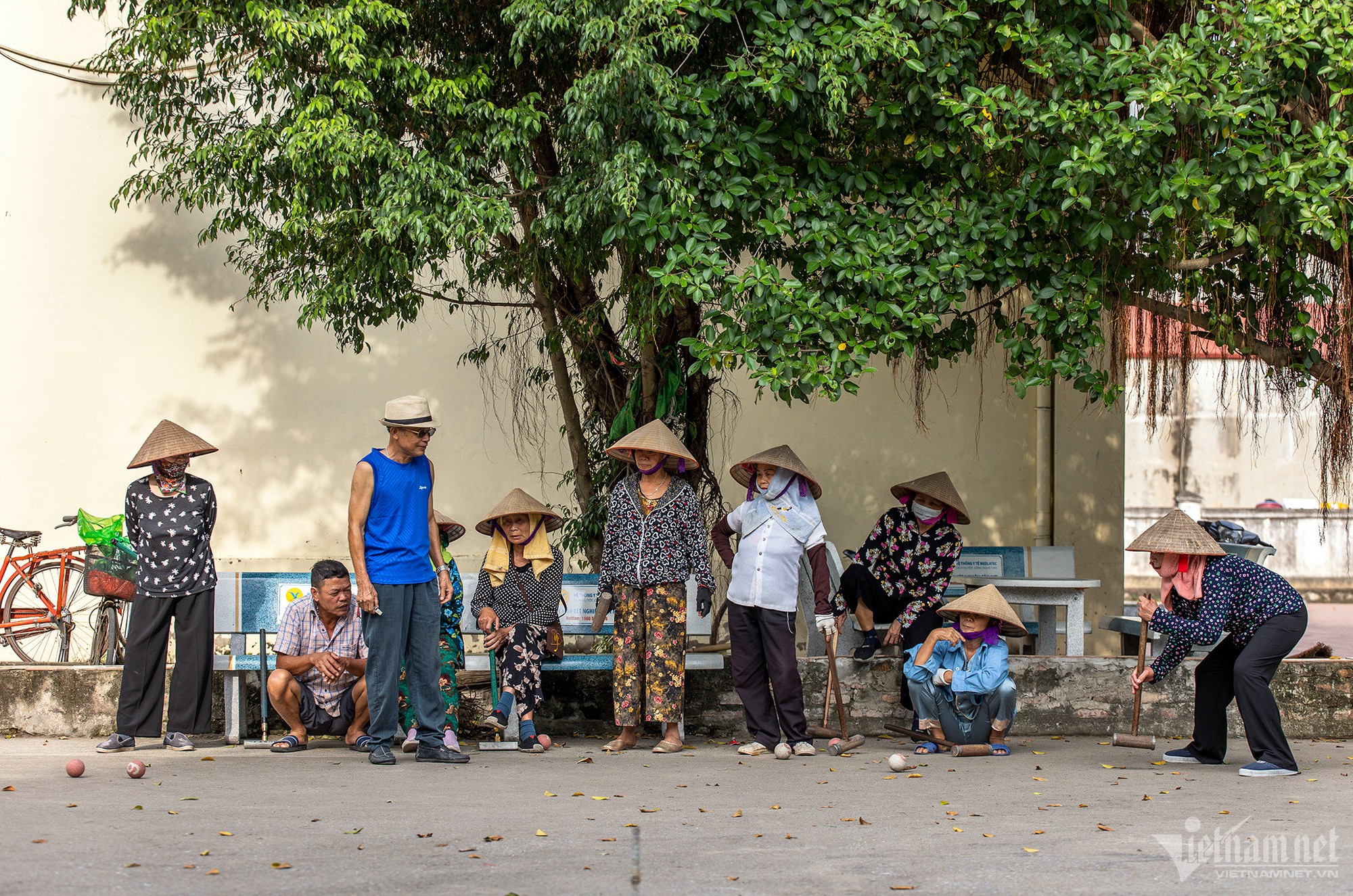 Phụ nữ làng đi dép nhựa, đội nón lá vung gậy chơi môn thể thao quý tộc châu Âu - Ảnh 1.