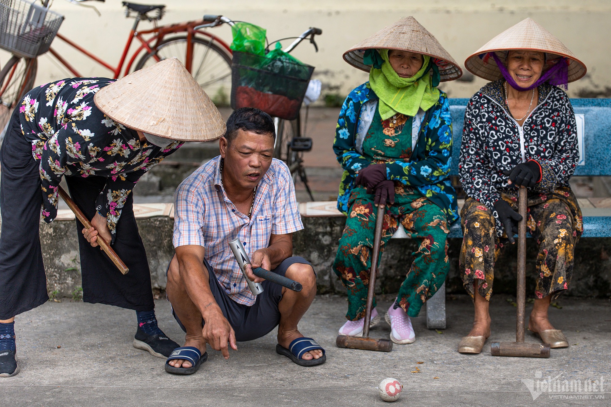 Phụ nữ làng đi dép nhựa, đội nón lá vung gậy chơi môn thể thao quý tộc châu Âu - Ảnh 13.