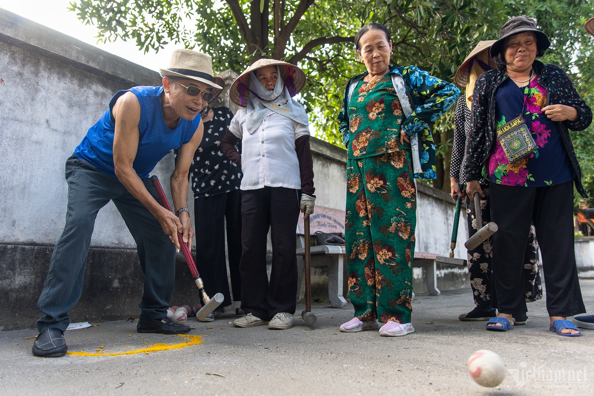 Phụ nữ làng đi dép nhựa, đội nón lá vung gậy chơi môn thể thao quý tộc châu Âu - Ảnh 5.