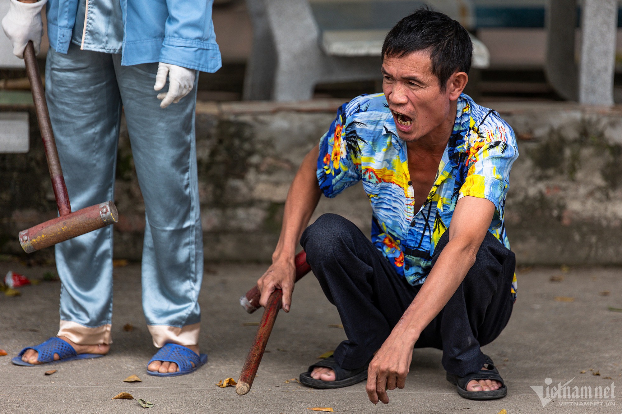 Phụ nữ làng đi dép nhựa, đội nón lá vung gậy chơi môn thể thao quý tộc châu Âu - Ảnh 12.