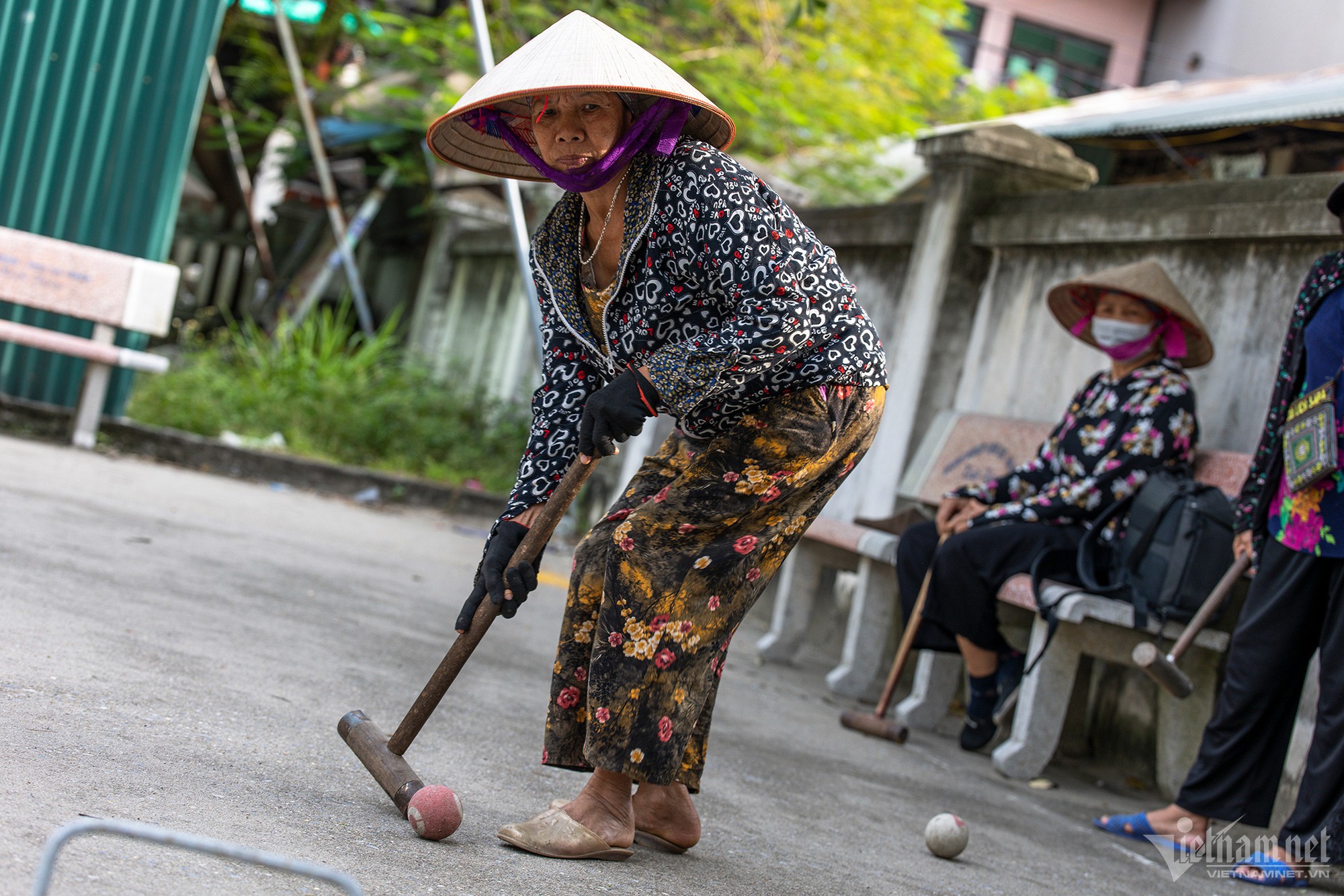 Phụ nữ làng đi dép nhựa, đội nón lá vung gậy chơi môn thể thao quý tộc châu Âu - Ảnh 8.