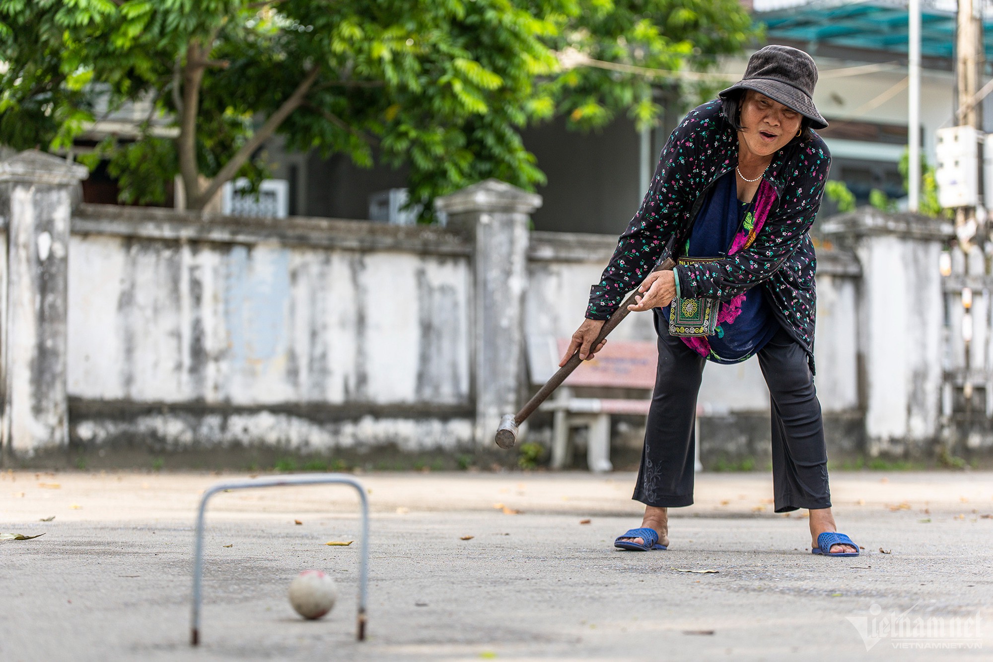 Phụ nữ làng đi dép nhựa, đội nón lá vung gậy chơi môn thể thao quý tộc châu Âu - Ảnh 10.