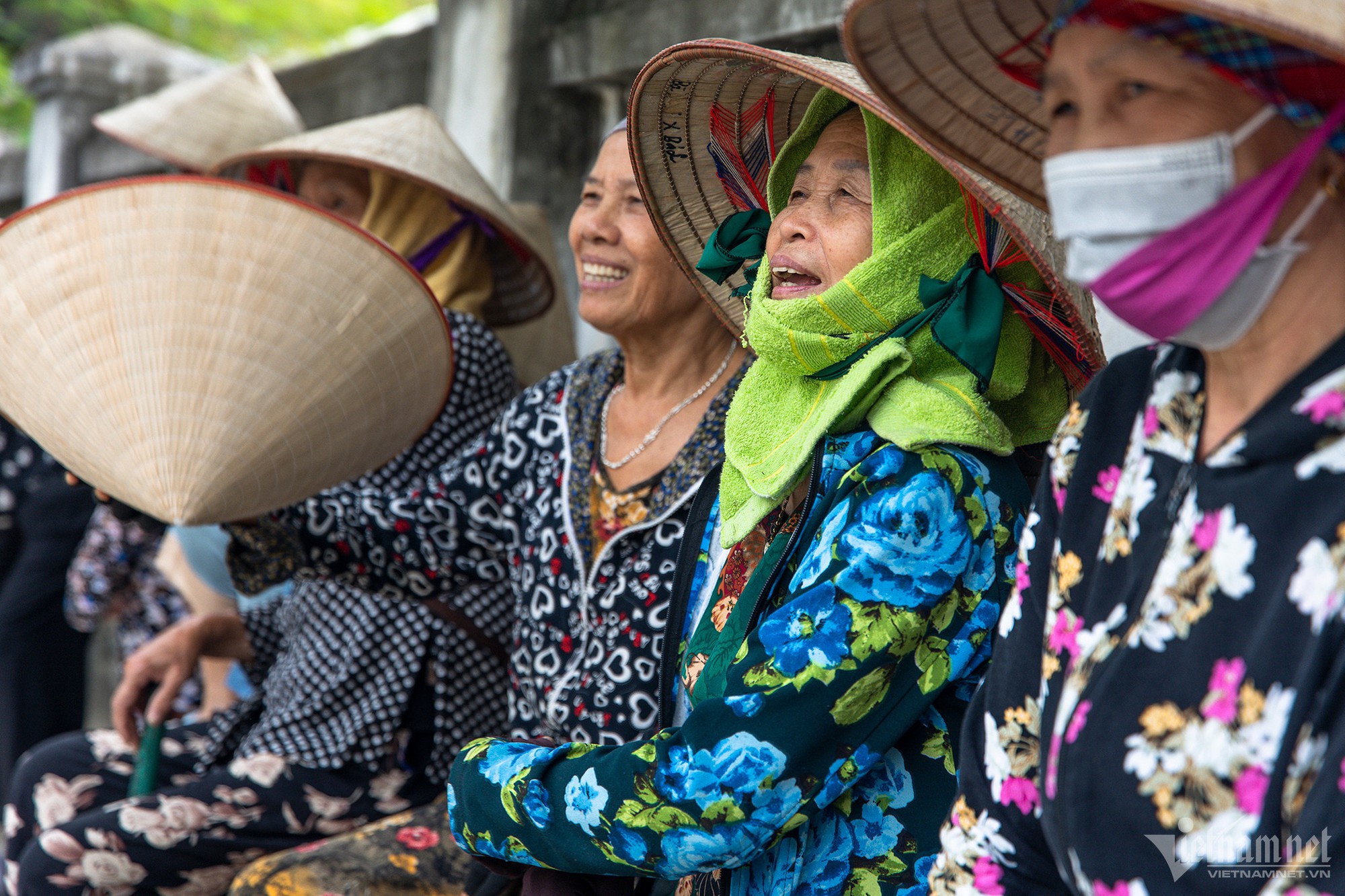 Phụ nữ làng đi dép nhựa, đội nón lá vung gậy chơi môn thể thao quý tộc châu Âu - Ảnh 14.