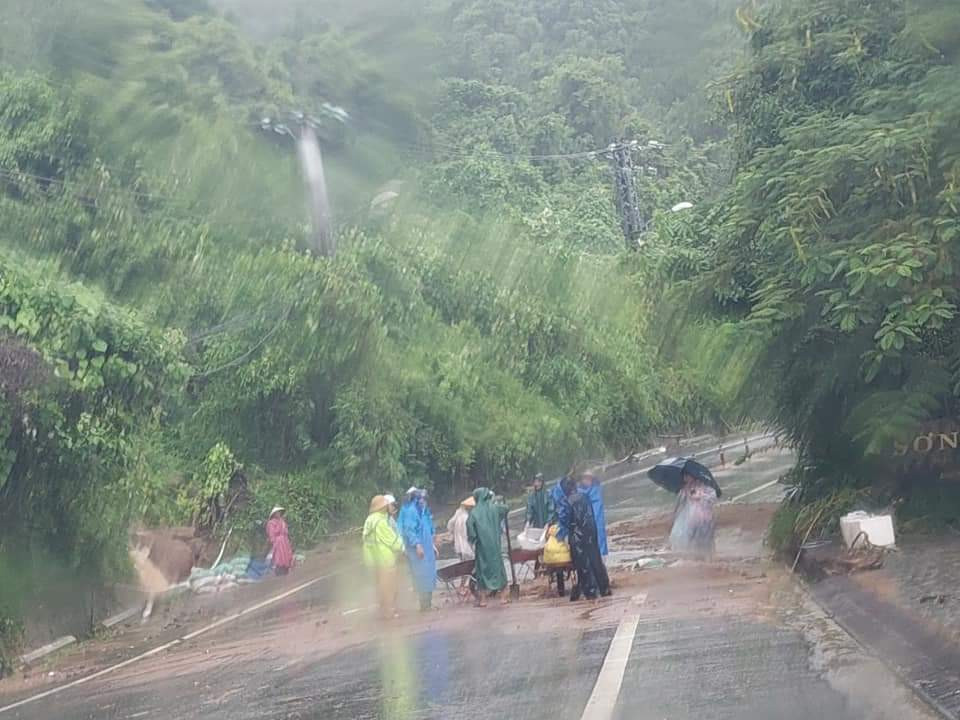 Mưa lớn kéo dài, nhiều tuyến quốc lộ qua Đà Nẵng ngập sâu - Ảnh 5. Mưa lớn kéo dài, nhiều tuyến quốc lộ qua Đà Nẵng ngập sâu - Ảnh 5.