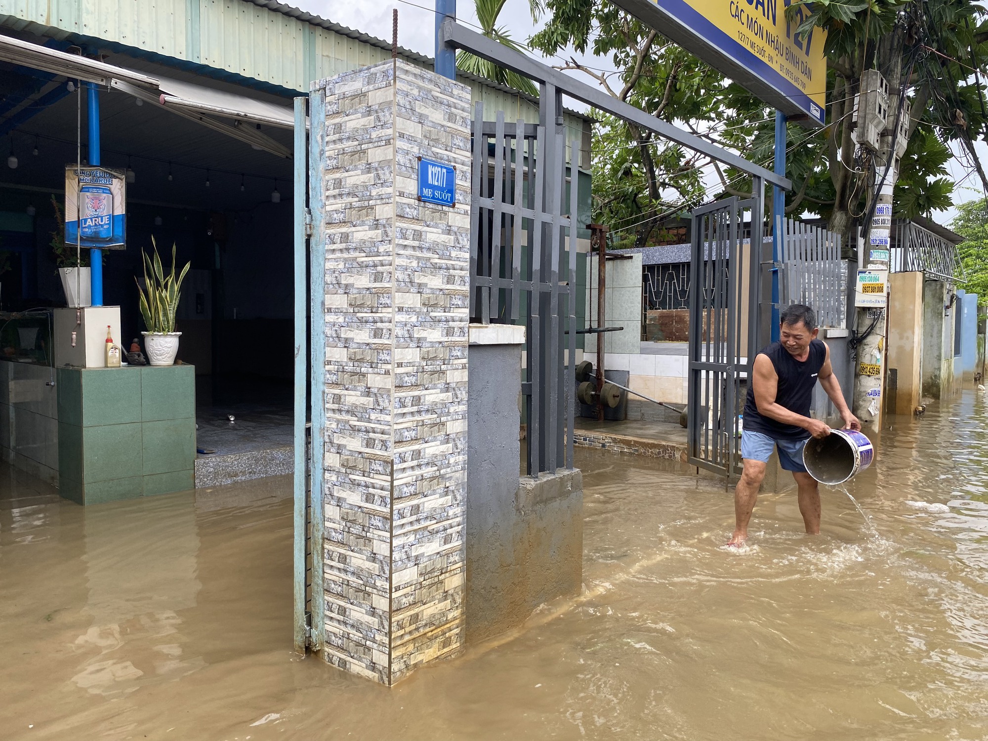 Người dân ở rốn lũ Đà Nẵng tất tả dọn dẹp nhà cửa sau lũ: &quot;Năm nào cũng vậy, khổ quá!&quot; - Ảnh 10.