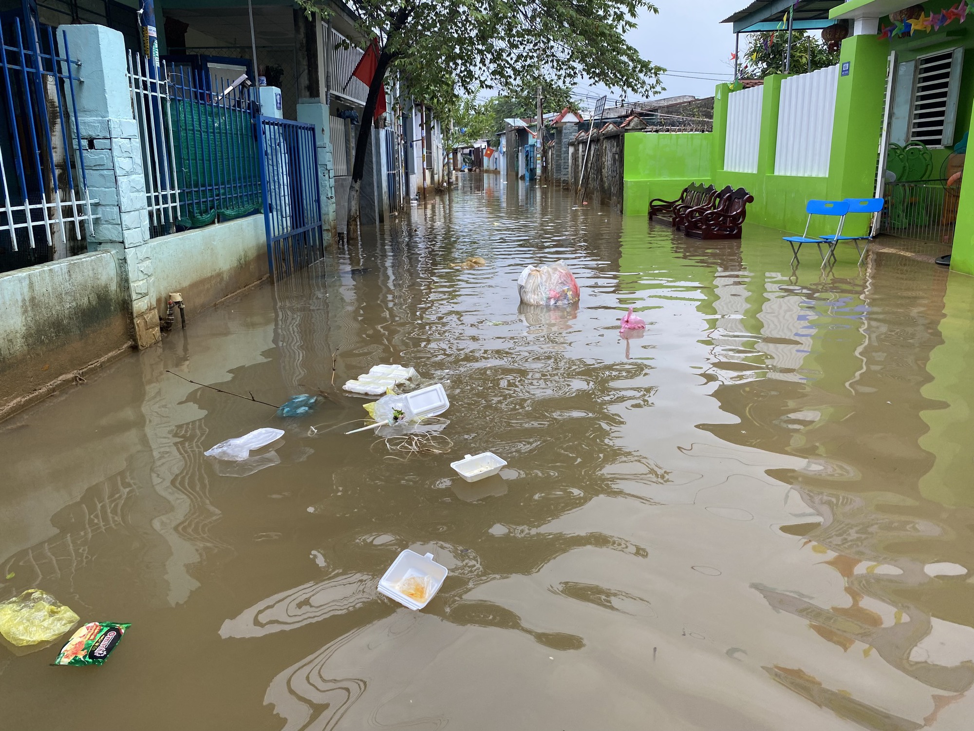 Người dân ở rốn lũ Đà Nẵng tất tả dọn dẹp nhà cửa sau lũ: &quot;Năm nào cũng vậy, khổ quá!&quot; - Ảnh 8.