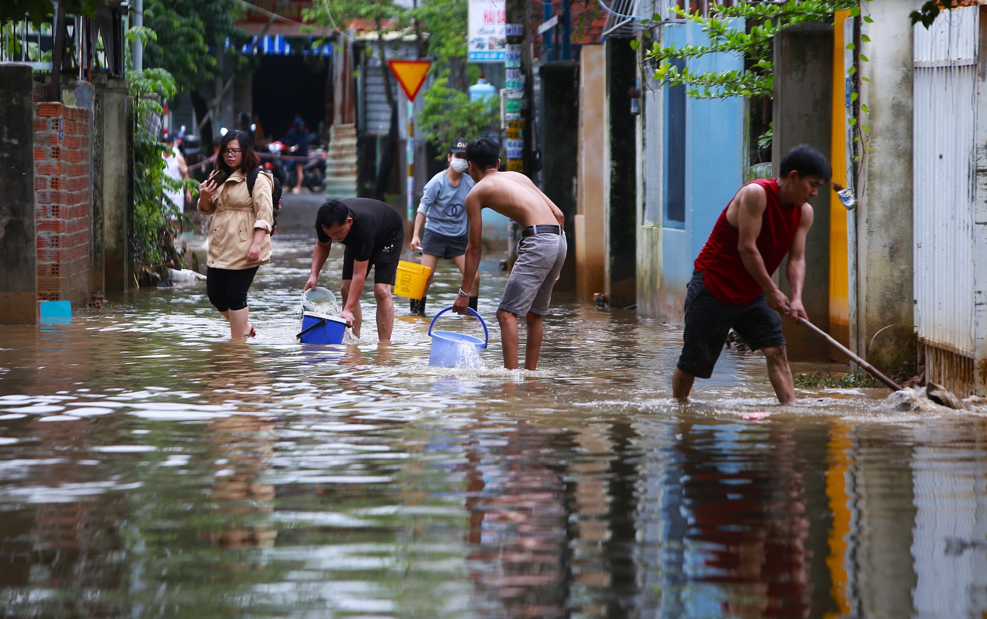 Người dân ở rốn lũ Đà Nẵng tất tả dọn dẹp nhà cửa sau lũ: &quot;Năm nào cũng vậy, khổ quá!&quot; - Ảnh 3.