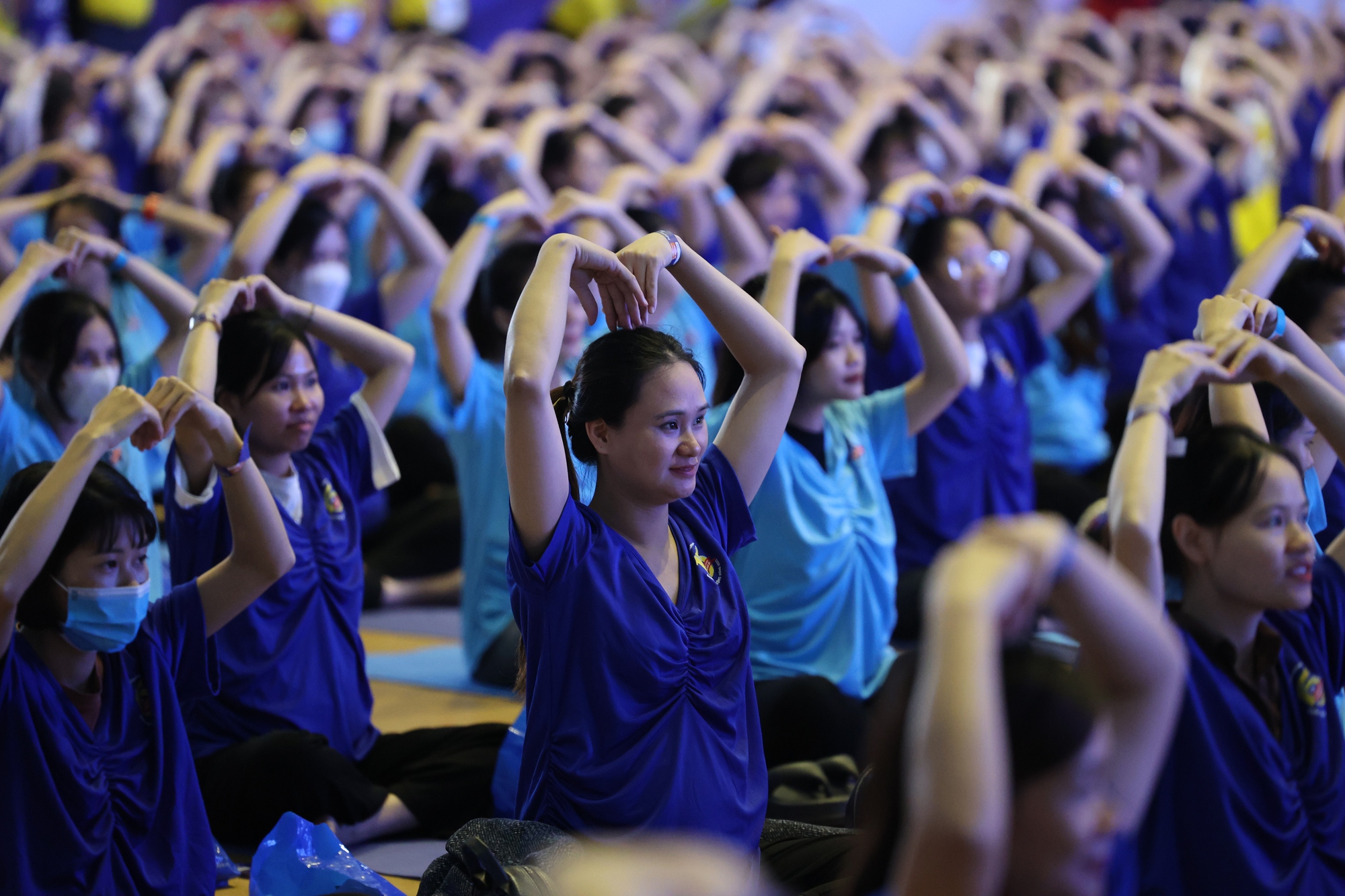 Mãn nhãn với màn đồng diễn Yoga của 700 mẹ bầu ở Hà Nội - Ảnh 4.
