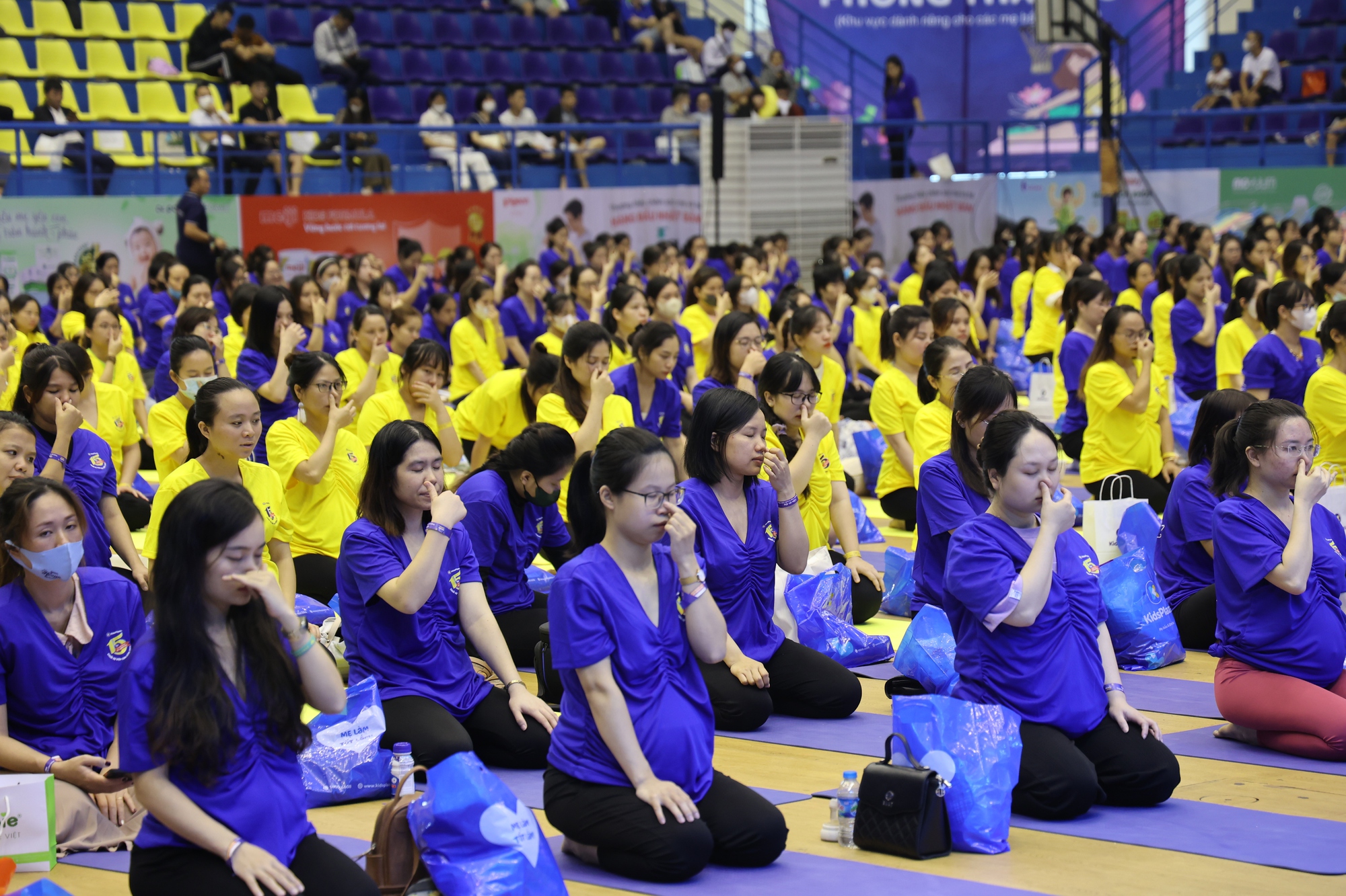 Mãn nhãn với màn đồng diễn Yoga của 700 mẹ bầu ở Hà Nội - Ảnh 7.