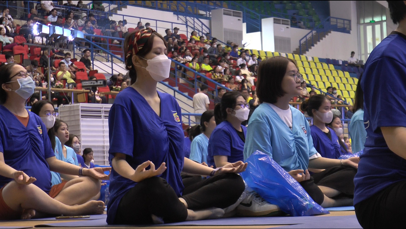 Mãn nhãn với màn đồng diễn Yoga của 700 mẹ bầu ở Hà Nội - Ảnh 9.
