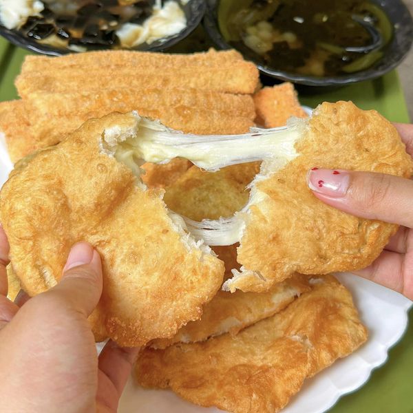 Nữ sinh gen Z mê 'food review' giới thiệu 20 món bánh cực 'hot hit' dành cho tín đồ ăn vặt Hà Nội - Ảnh 8.
