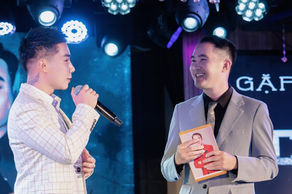Minh Vương M4U chúc mừng Việt Lee ra mắt MV 'Còn thương người cũ' - Ảnh 2.