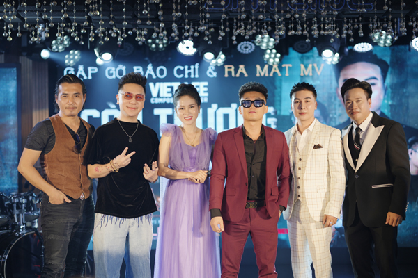 Minh Vương M4U chúc mừng Việt Lee ra mắt MV 'Còn thương người cũ' - Ảnh 1.