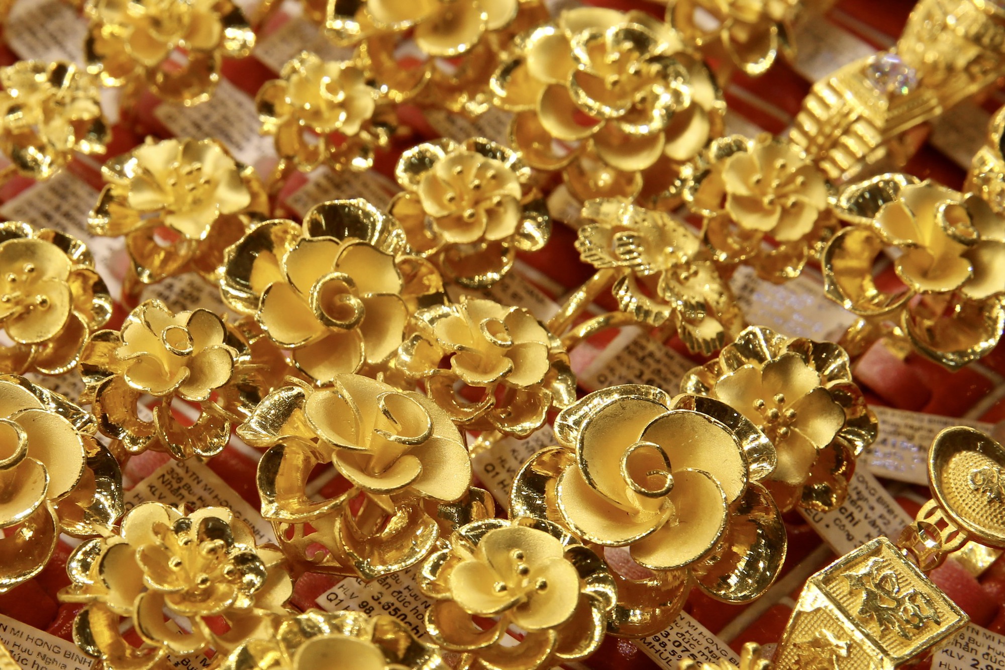 Giá vàng hôm nay 16/10: Vàng SJC 'bốc hơi' cả triệu đồng chỉ trong 2 ngày - Ảnh 2.