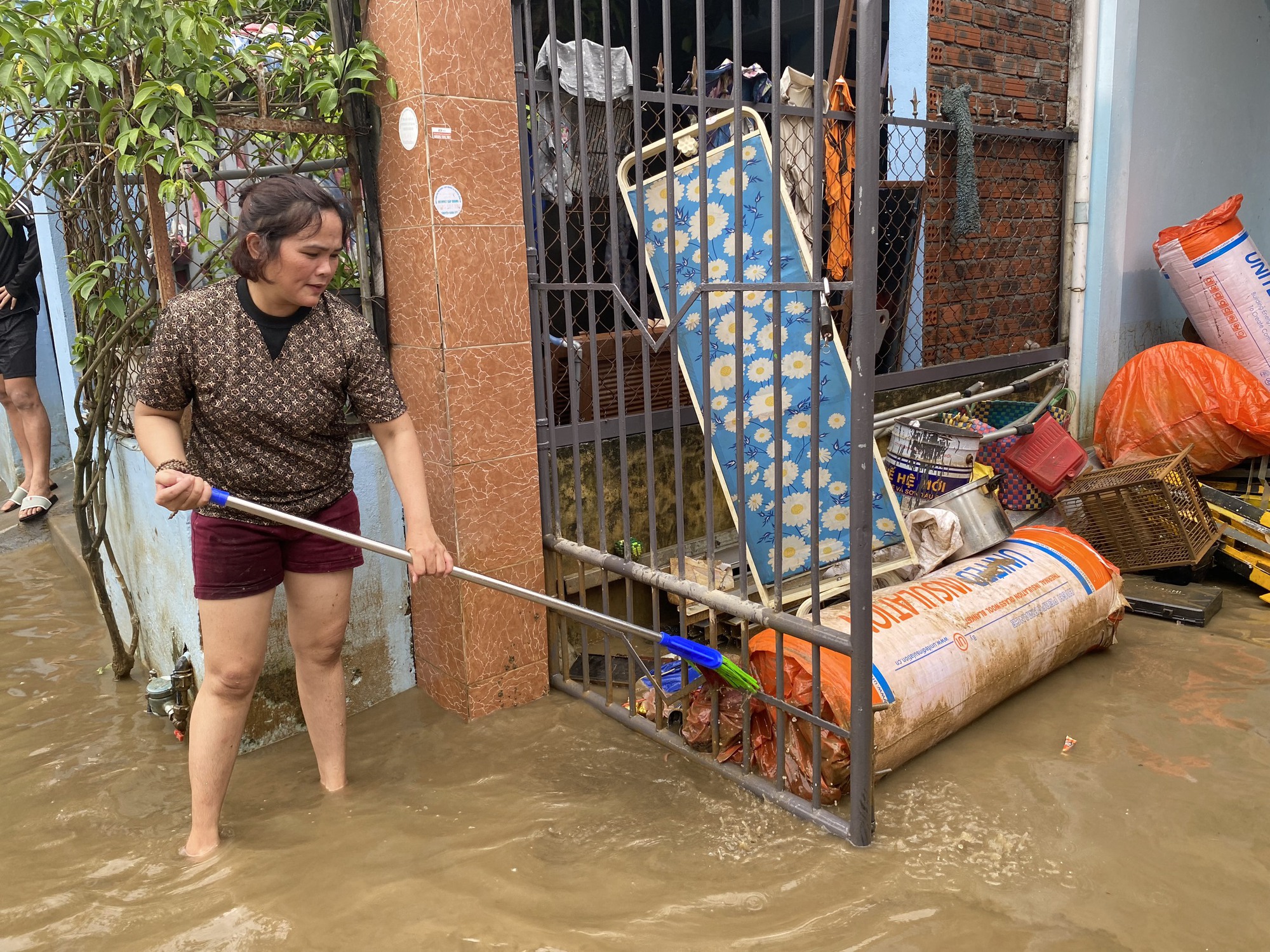Suất ăn 0 đồng, sửa xe miễn phí giúp người dân vùng ngập lụt - Ảnh 1.