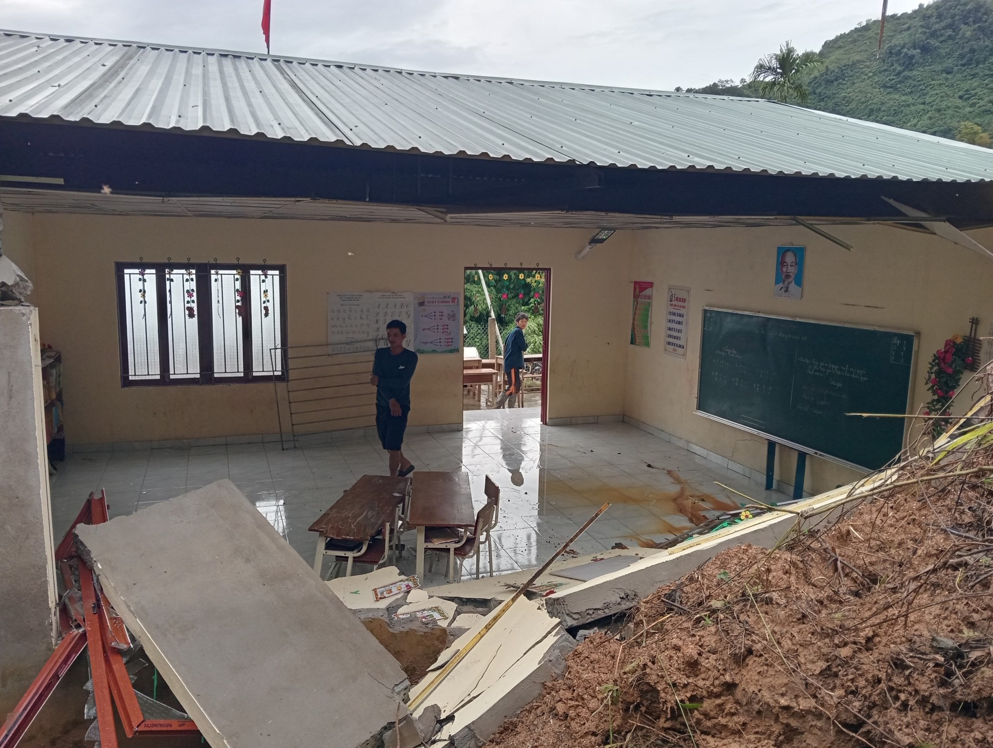 Sạt lở đất khiến một phòng học ở Quảng Nam bị sập - Ảnh 2.