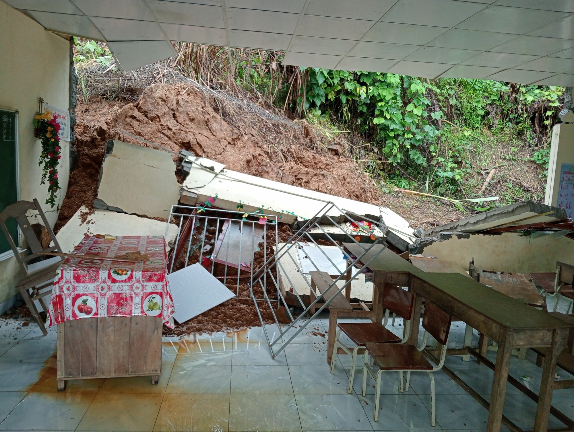 Sạt lở đất khiến một phòng học ở Quảng Nam bị sập - Ảnh 1.