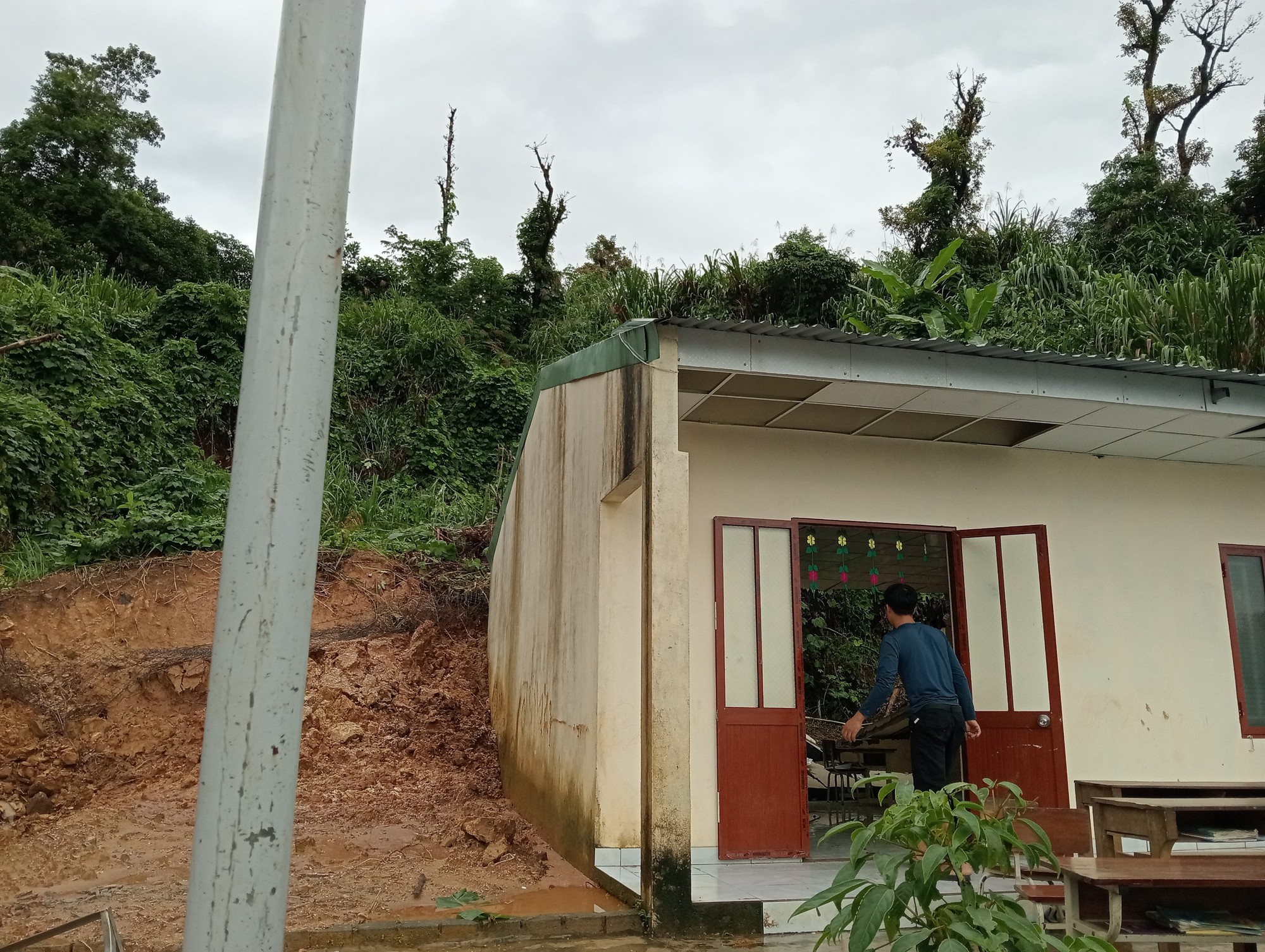 Sạt lở đất khiến một phòng học ở Quảng Nam bị sập - Ảnh 3.