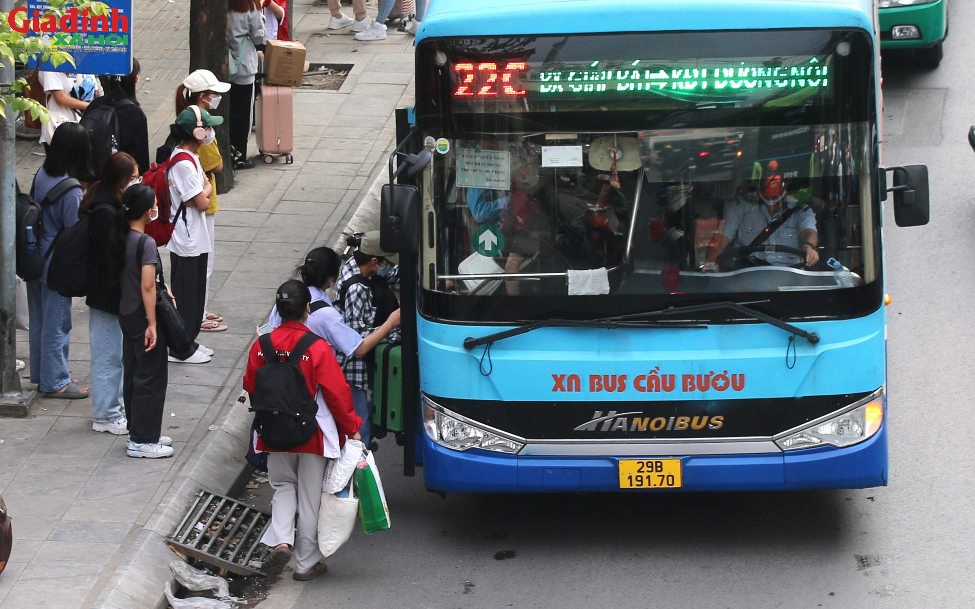 Diện mạo mới của những điểm dừng, chờ xe buýt ở Hà Nội - Ảnh 5.