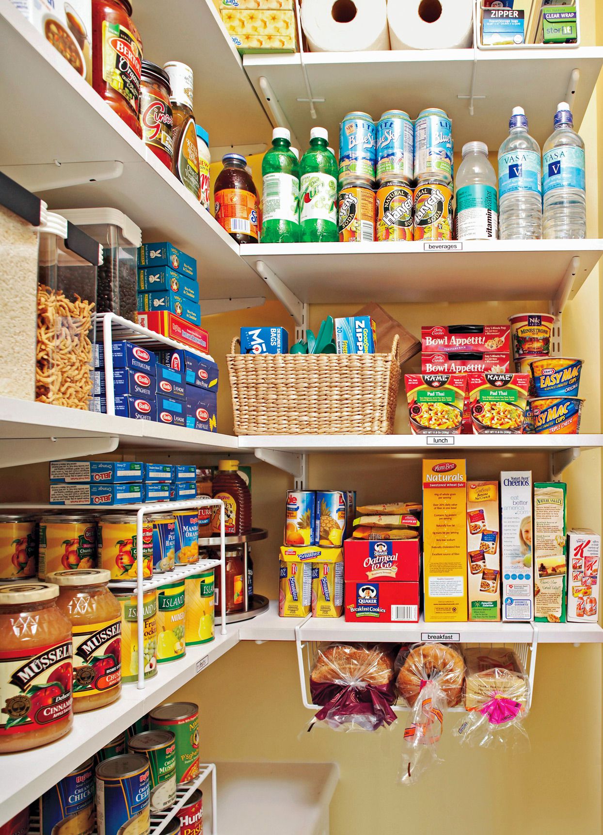 Cách sắp xếp đồ hộp trong tủ đựng thức ăn gọn gàng và khoa học