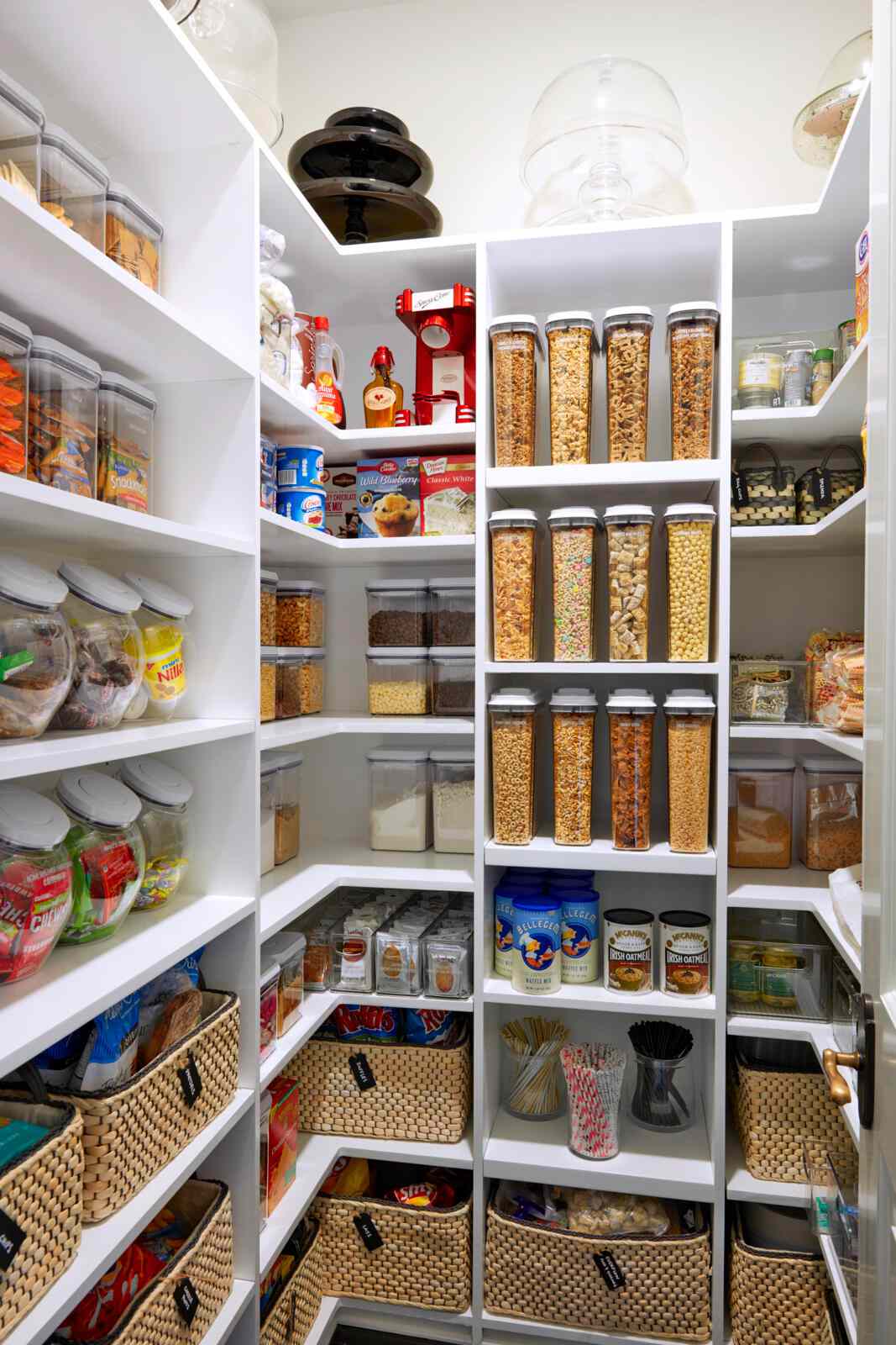 Cách sắp xếp đồ hộp trong tủ đựng thức ăn gọn gàng và khoa học