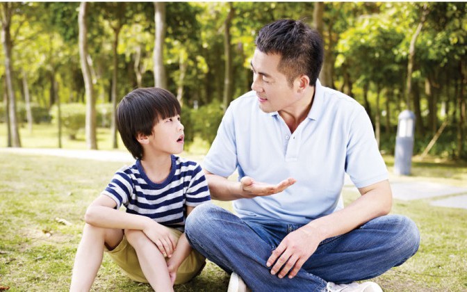 Con trai biết cách ứng xử nhờ bố thường xuyên nói 10 điều này