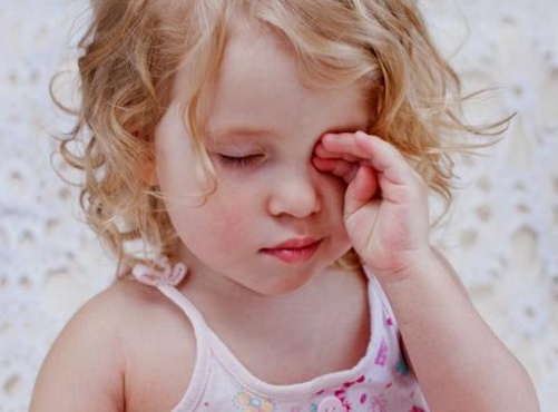 Trẻ bị đau mắt đỏ, cha mẹ tuyệt đối không làm việc này để phòng biến chứng - Ảnh 3.