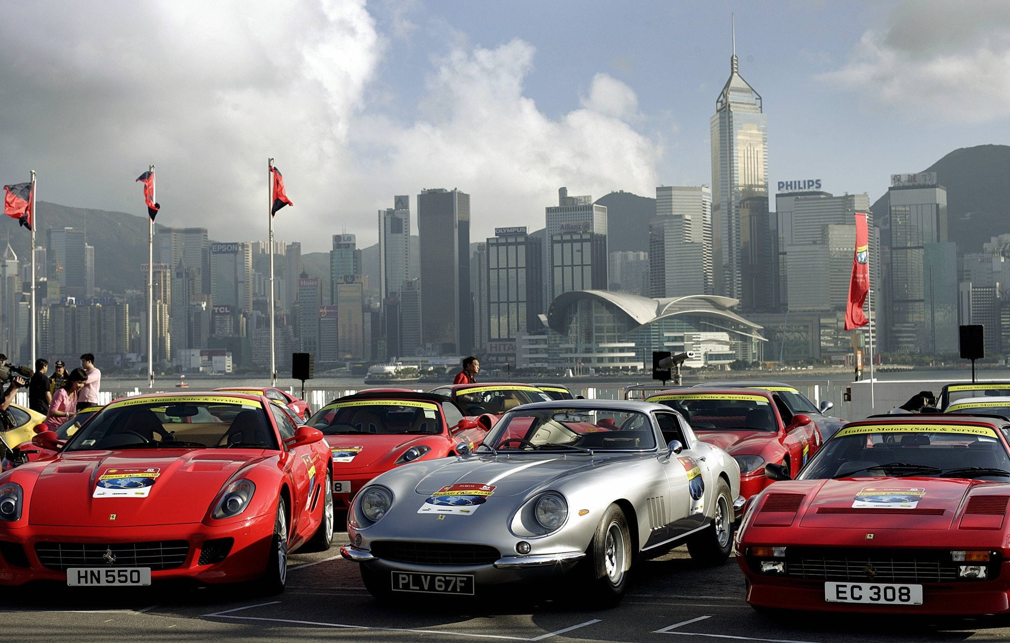 Siêu xe Ferrari nhắm đến phụ nữ giàu có Trung Quốc - Ảnh 2.