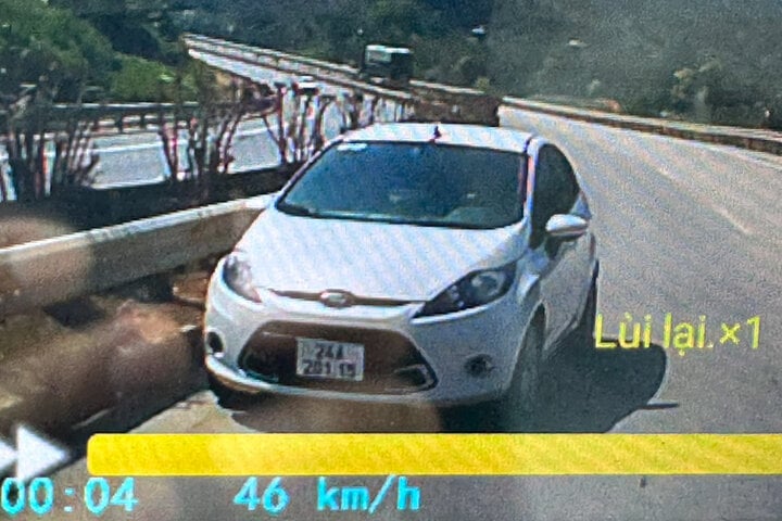 Tước GPLX nữ tài xế chạy xe ngược chiều trên cao tốc Nội Bài - Lào Cai - Ảnh 2.