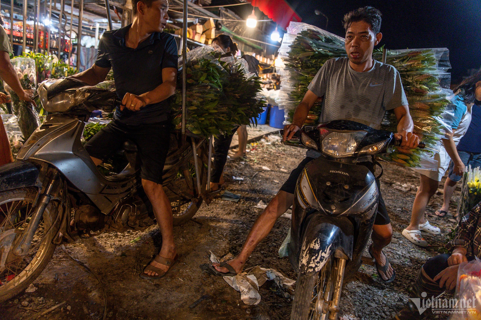 Người dân ùn ùn đổ về chợ hoa đêm lớn nhất Hà Nội - Ảnh 3.